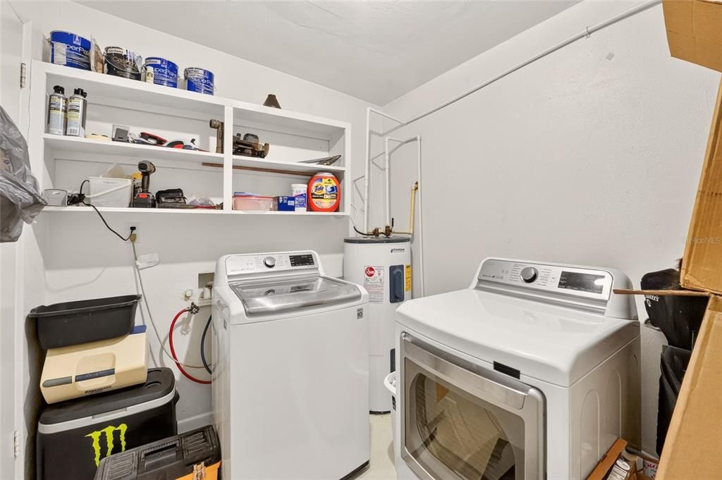 На продажу: $333,900 (4 спален, 0 ванн, 1700 Квадратных фут)