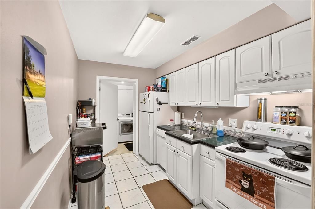На продажу: $333,900 (4 спален, 0 ванн, 1700 Квадратных фут)