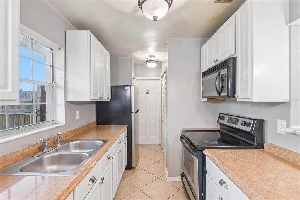 For Sale: $190,000 (3 beds, 1 baths, 943 Square Feet)