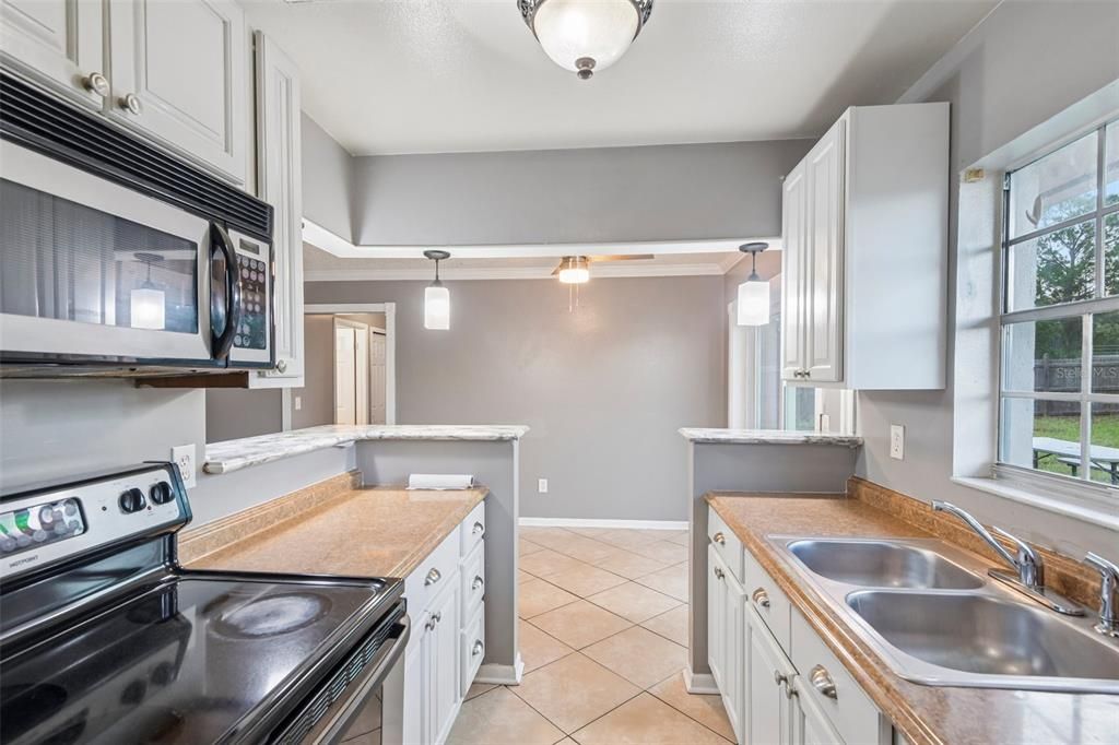 For Sale: $190,000 (3 beds, 1 baths, 943 Square Feet)