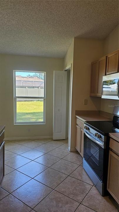 For Rent: $1,800 (3 beds, 2 baths, 1359 Square Feet)