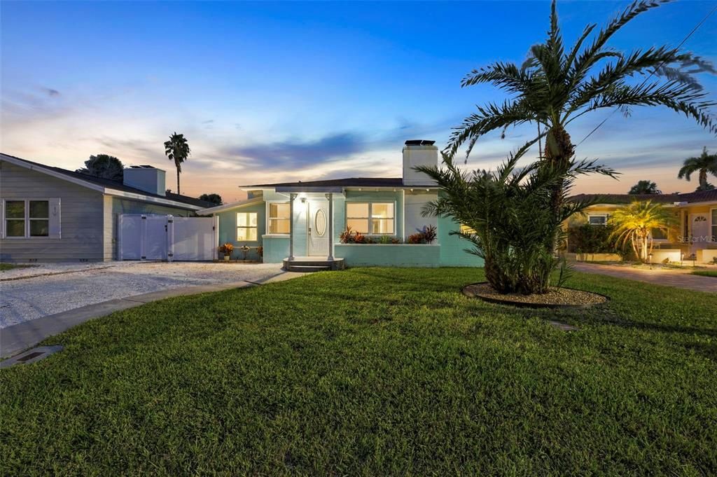 For Sale: $599,900 (3 beds, 2 baths, 1103 Square Feet)