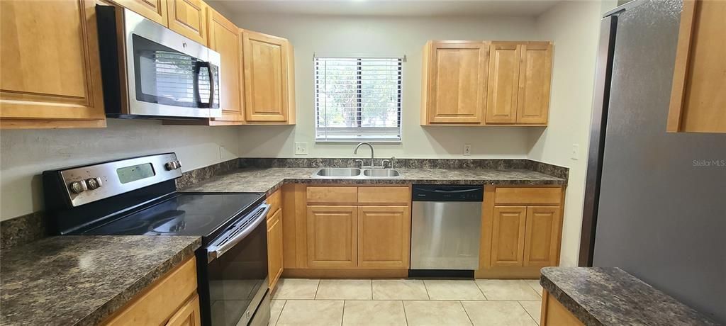 На продажу: $199,900 (2 спален, 2 ванн, 1152 Квадратных фут)