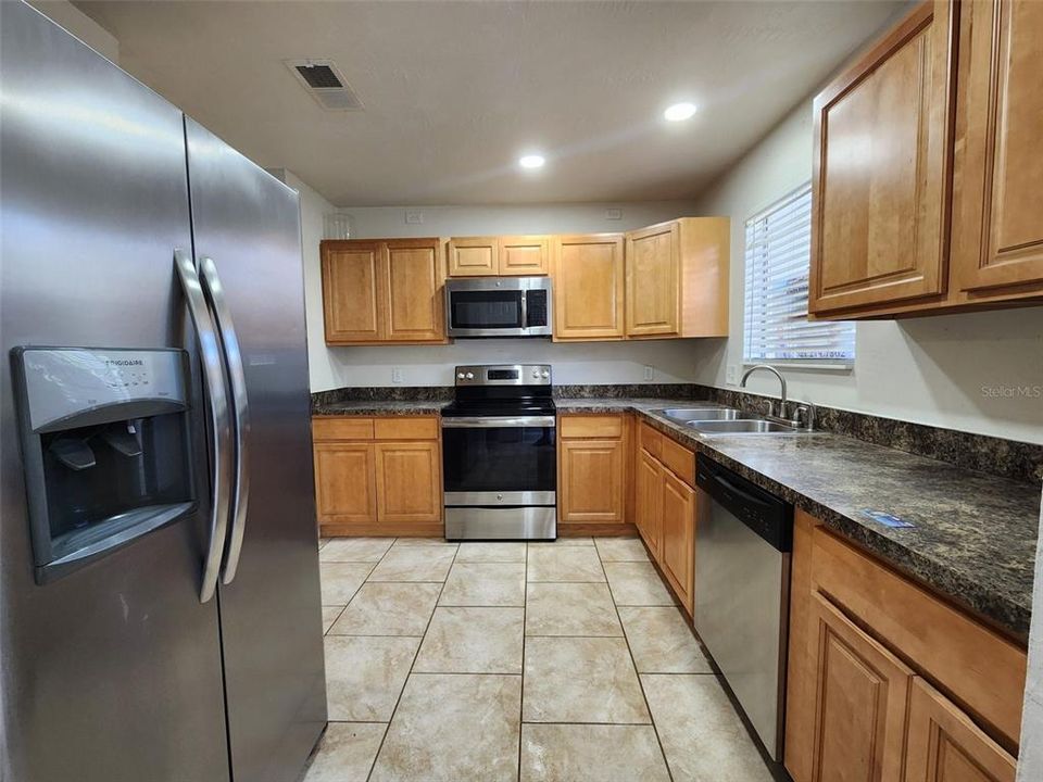 На продажу: $199,900 (2 спален, 2 ванн, 1152 Квадратных фут)