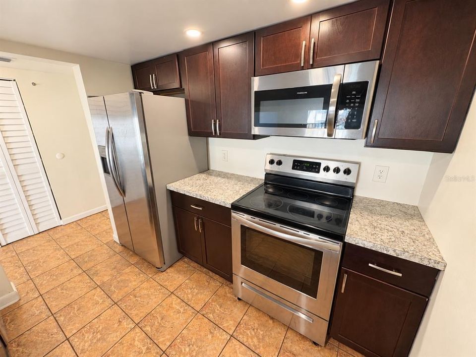 For Sale: $107,000 (2 beds, 1 baths, 783 Square Feet)