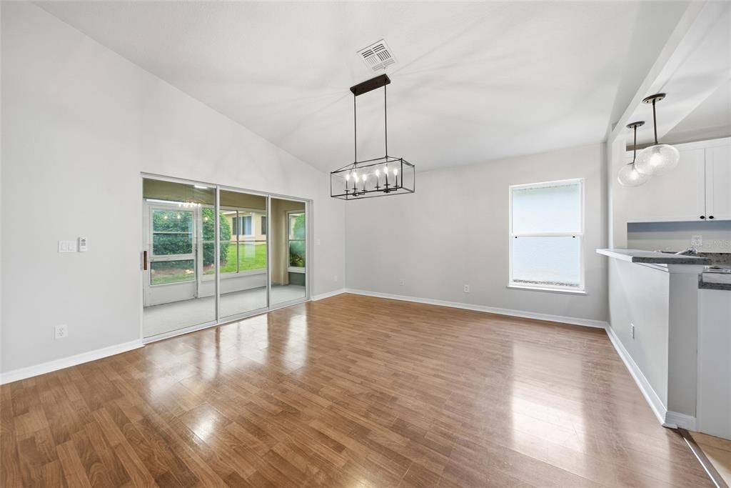 На продажу: $249,900 (2 спален, 2 ванн, 1719 Квадратных фут)