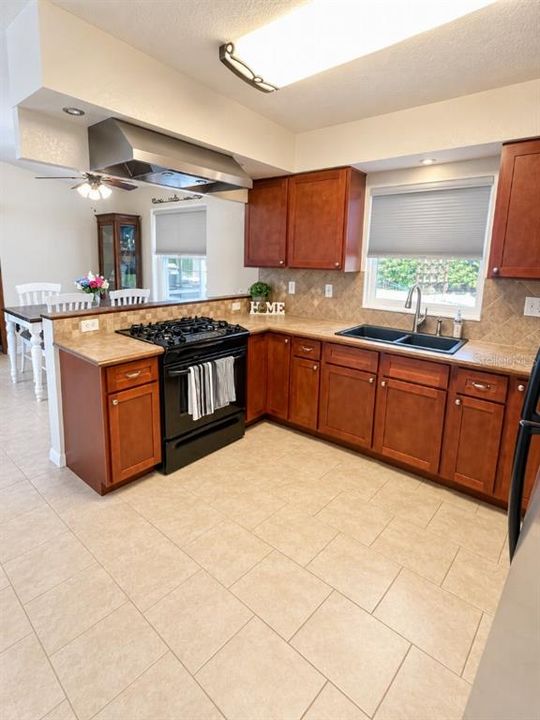 На продажу: $369,999 (3 спален, 2 ванн, 1605 Квадратных фут)