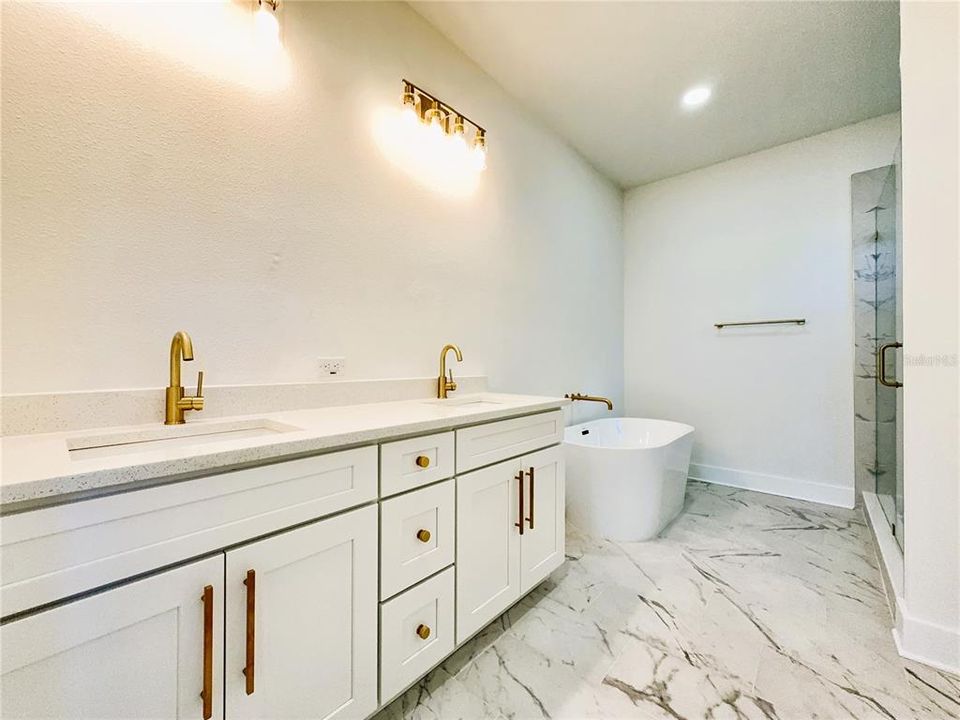 For Sale: $699,900 (3 beds, 3 baths, 2188 Square Feet)