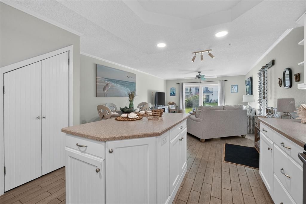 For Sale: $279,900 (2 beds, 2 baths, 1184 Square Feet)
