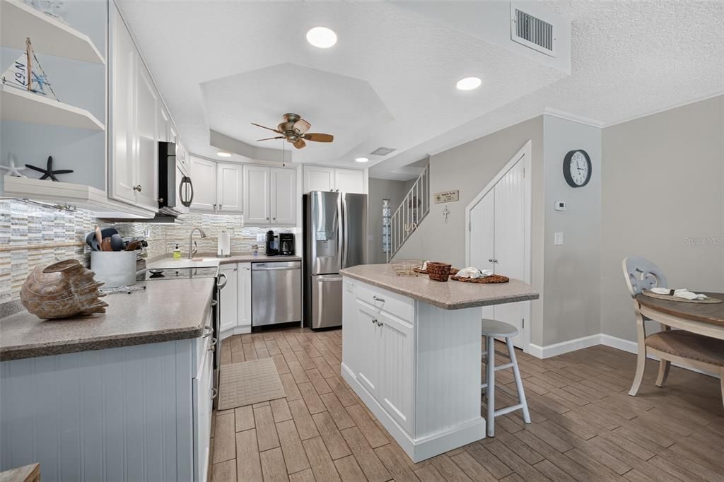 For Sale: $279,900 (2 beds, 2 baths, 1184 Square Feet)