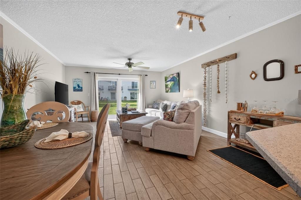 For Sale: $279,900 (2 beds, 2 baths, 1184 Square Feet)