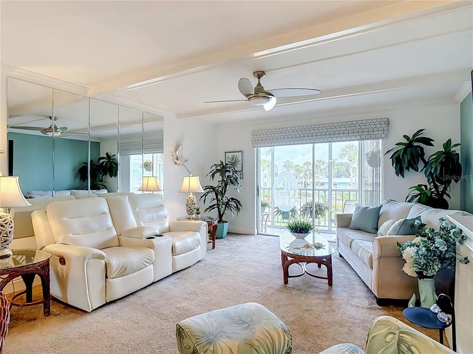 For Sale: $409,000 (2 beds, 2 baths, 1134 Square Feet)