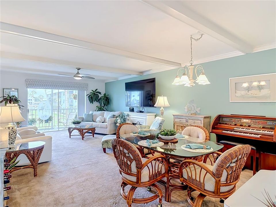 For Sale: $409,000 (2 beds, 2 baths, 1134 Square Feet)