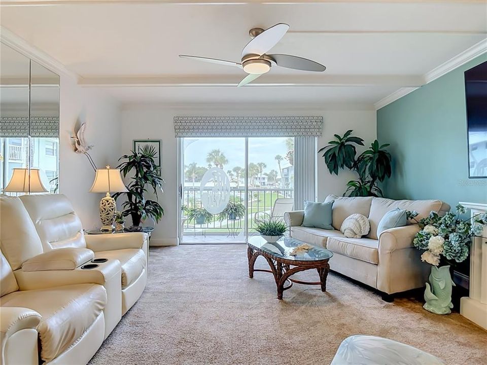 For Sale: $409,000 (2 beds, 2 baths, 1134 Square Feet)