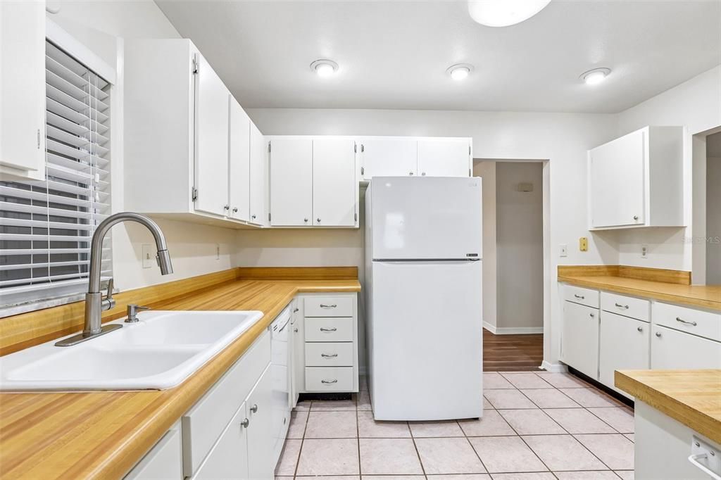 For Sale: $250,000 (2 beds, 2 baths, 1828 Square Feet)