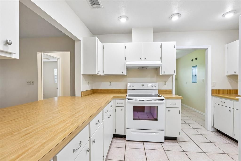 For Sale: $250,000 (2 beds, 2 baths, 1828 Square Feet)
