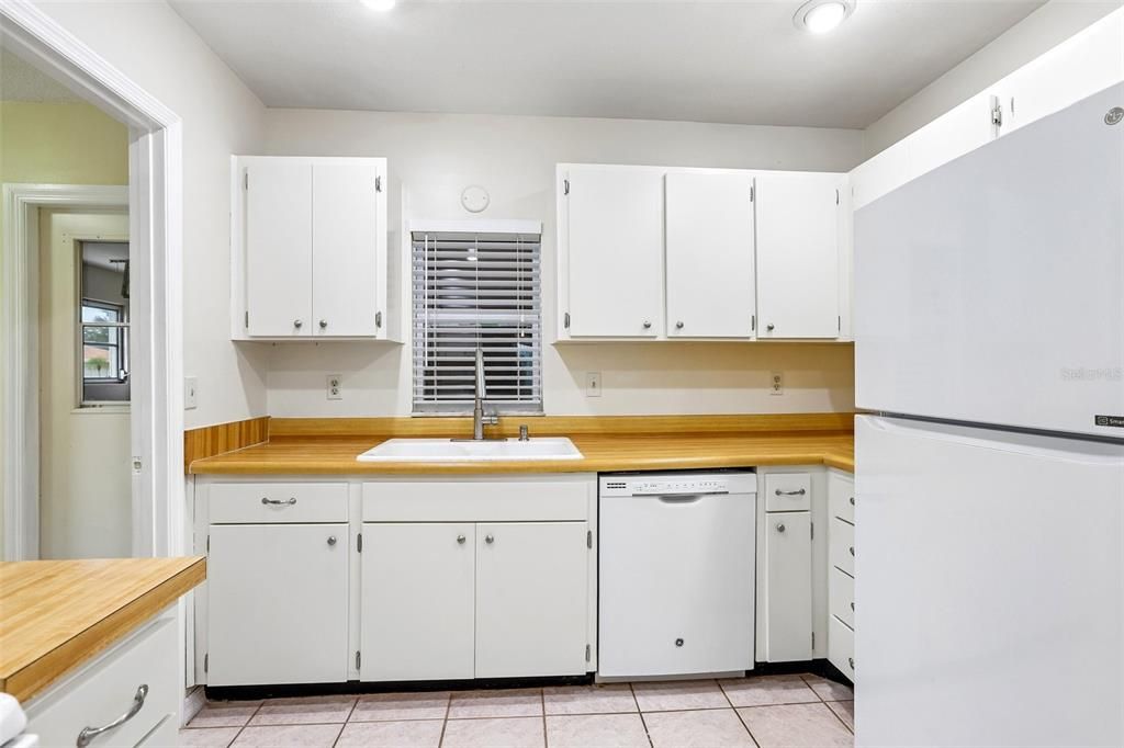 For Sale: $250,000 (2 beds, 2 baths, 1828 Square Feet)