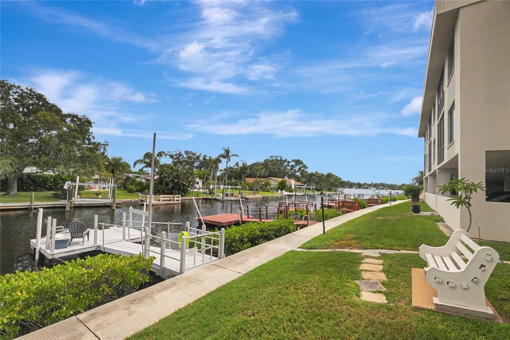 For Sale: $199,900 (2 beds, 2 baths, 1025 Square Feet)
