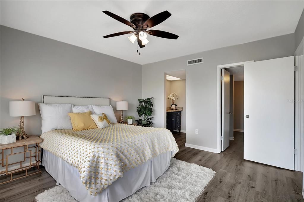 For Sale: $199,900 (2 beds, 2 baths, 1025 Square Feet)
