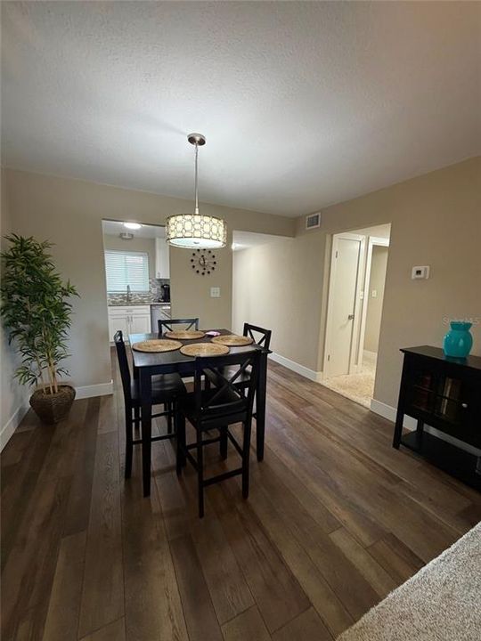 На продажу: $164,999 (2 спален, 1 ванн, 912 Квадратных фут)