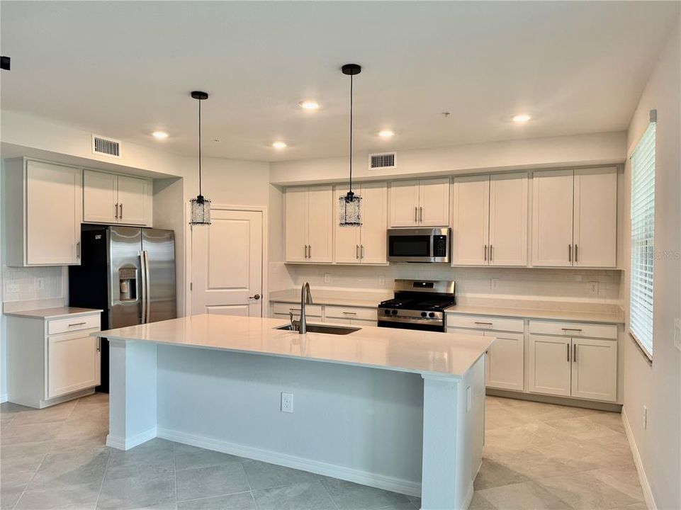 For Rent: $2,800 (3 beds, 2 baths, 1800 Square Feet)