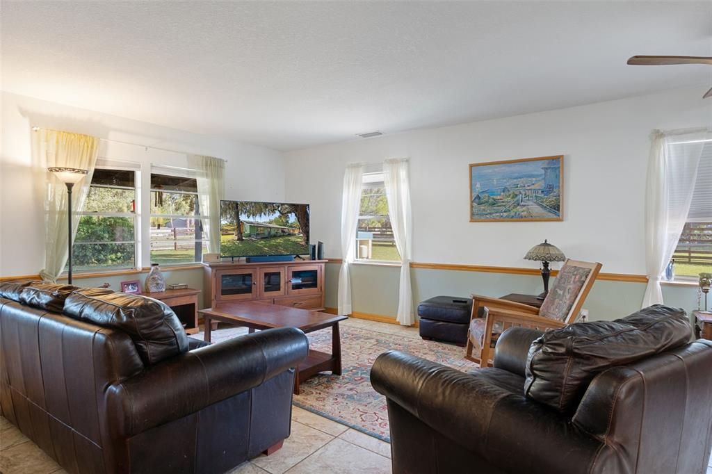 For Sale: $285,000 (2 beds, 1 baths, 1134 Square Feet)