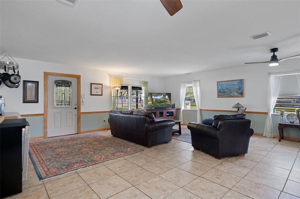 For Sale: $285,000 (2 beds, 1 baths, 1134 Square Feet)