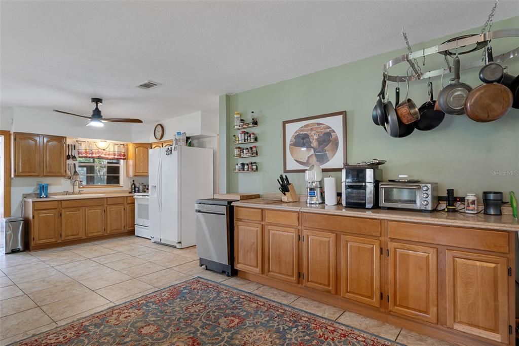 For Sale: $285,000 (2 beds, 1 baths, 1134 Square Feet)