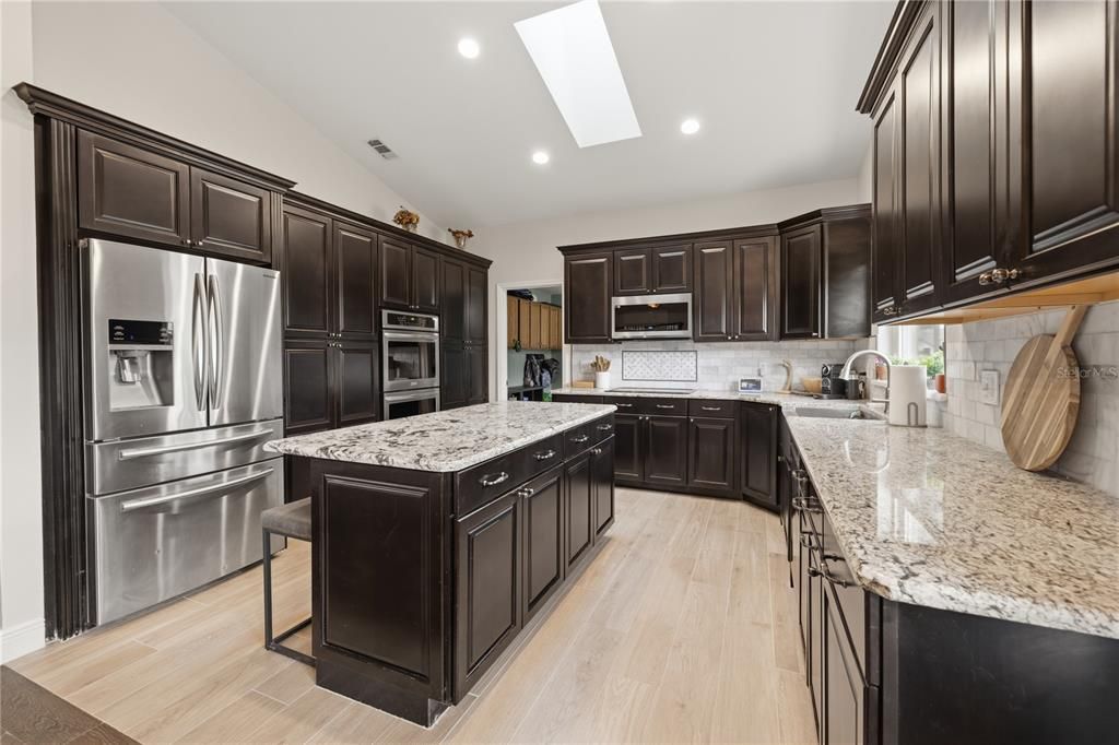 En Venta: $775,000 (4 camas, 3 baños, 3022 Pies cuadrados)