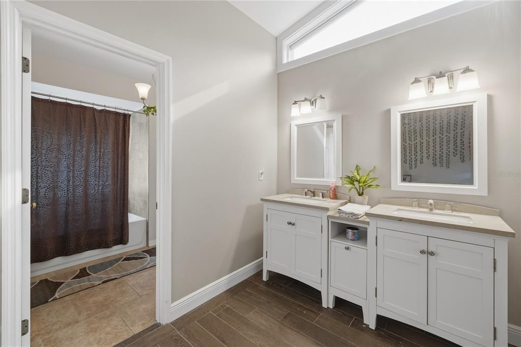 En Venta: $775,000 (4 camas, 3 baños, 3022 Pies cuadrados)