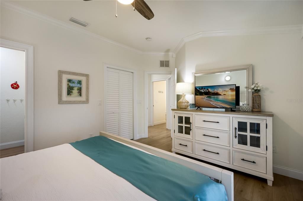 For Sale: $895,000 (2 beds, 2 baths, 1038 Square Feet)