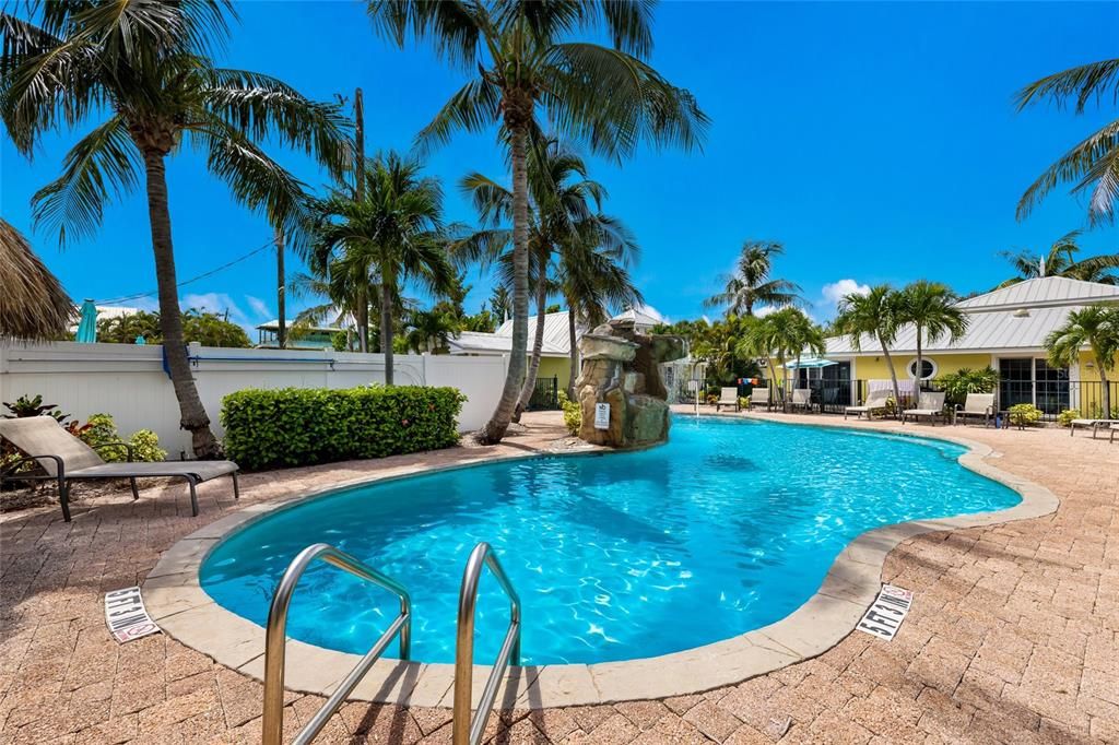 For Sale: $895,000 (2 beds, 2 baths, 1038 Square Feet)