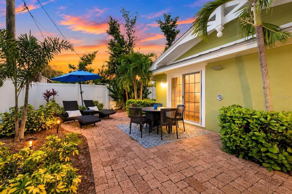 For Sale: $895,000 (2 beds, 2 baths, 1038 Square Feet)