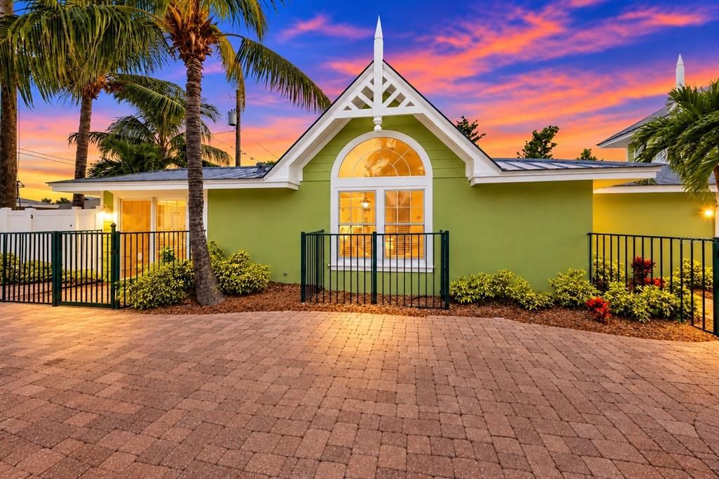 For Sale: $895,000 (2 beds, 2 baths, 1038 Square Feet)