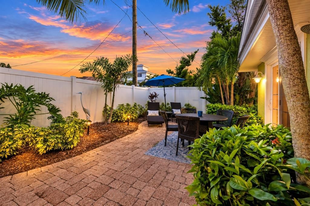 For Sale: $895,000 (2 beds, 2 baths, 1038 Square Feet)