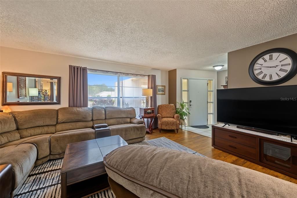 For Sale: $365,000 (3 beds, 2 baths, 1590 Square Feet)
