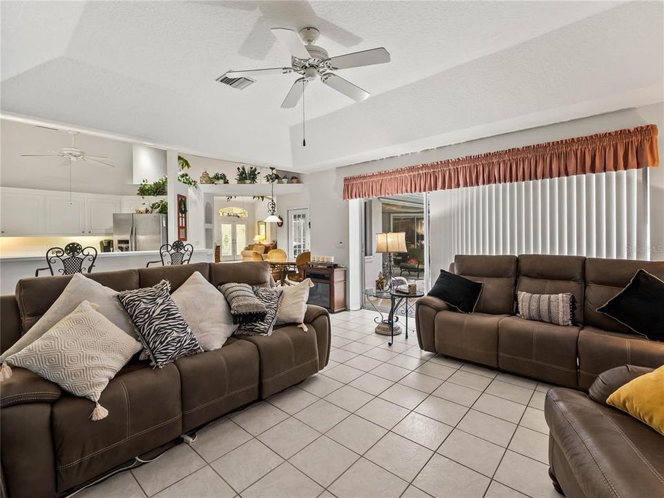 En Venta: $599,000 (3 camas, 2 baños, 2255 Pies cuadrados)