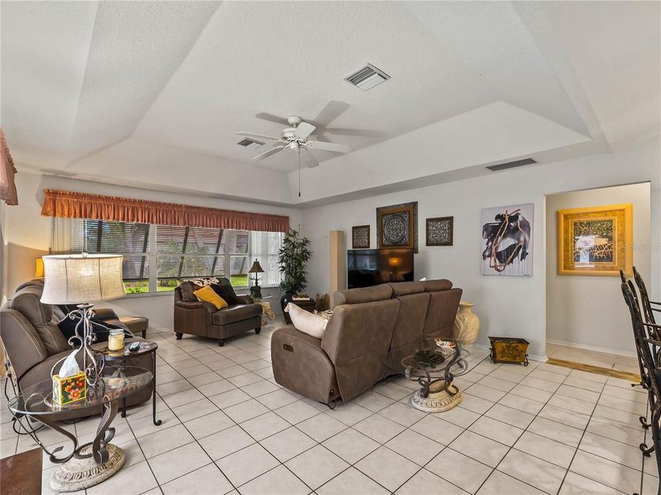 En Venta: $599,000 (3 camas, 2 baños, 2255 Pies cuadrados)