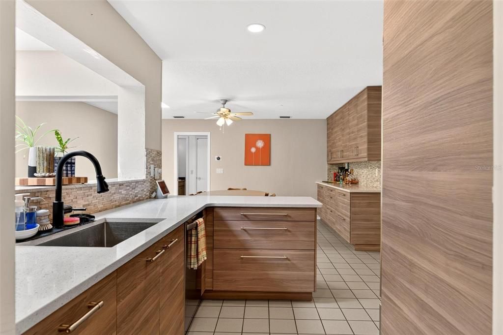 En Venta: $560,000 (4 camas, 2 baños, 2352 Pies cuadrados)