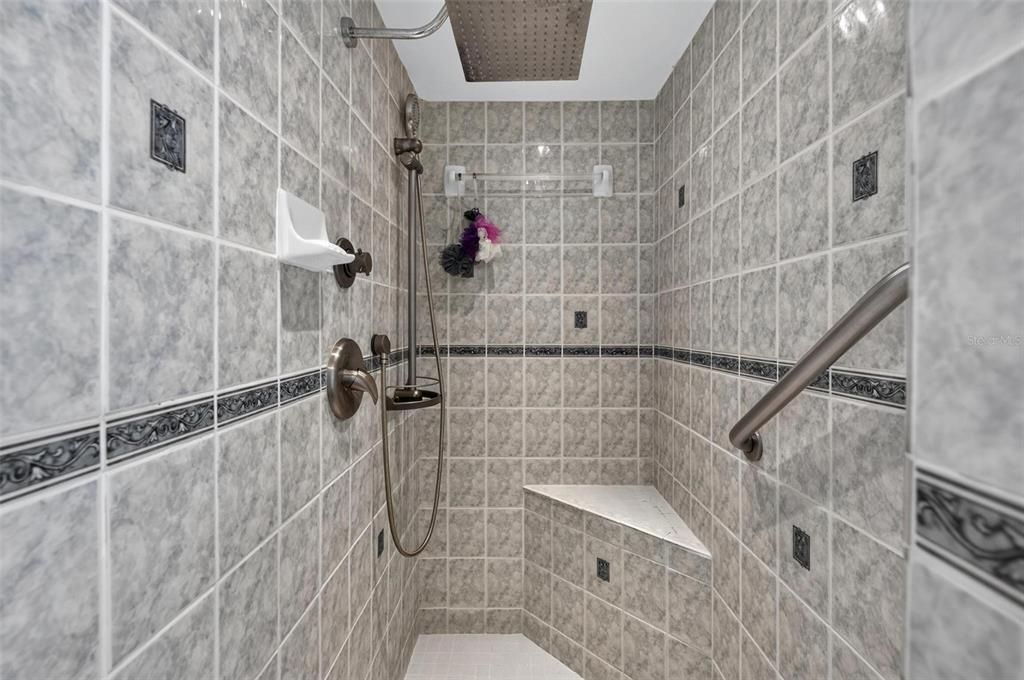 En Venta: $560,000 (4 camas, 2 baños, 2352 Pies cuadrados)