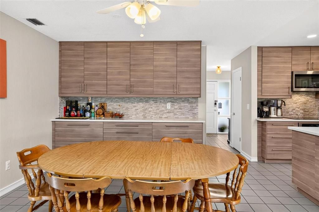 En Venta: $560,000 (4 camas, 2 baños, 2352 Pies cuadrados)