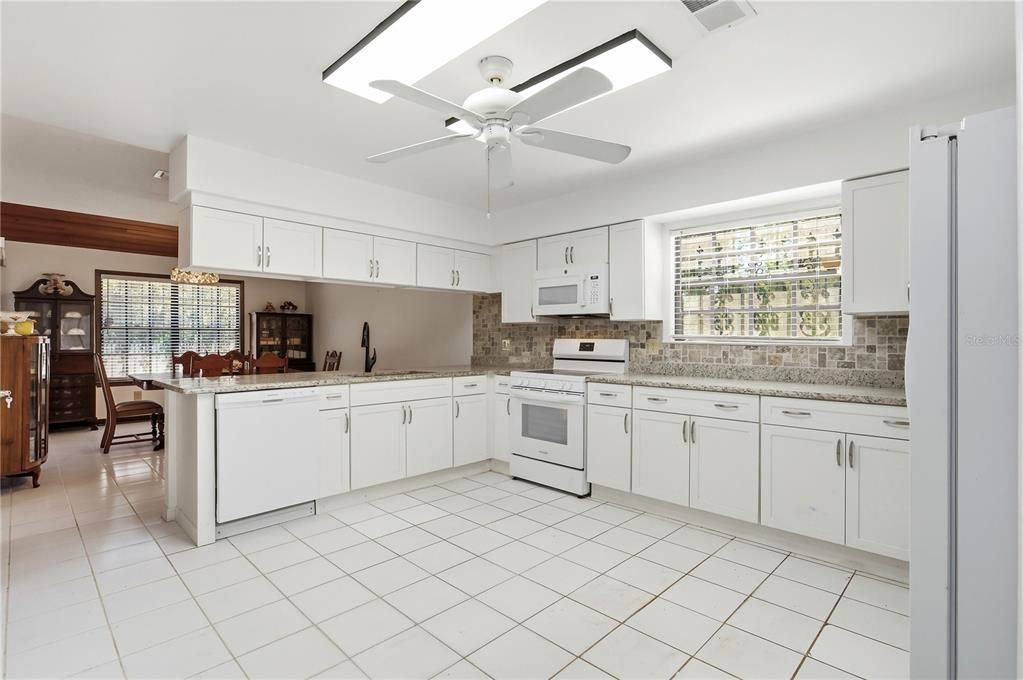En Venta: $899,777 (4 camas, 4 baños, 2823 Pies cuadrados)