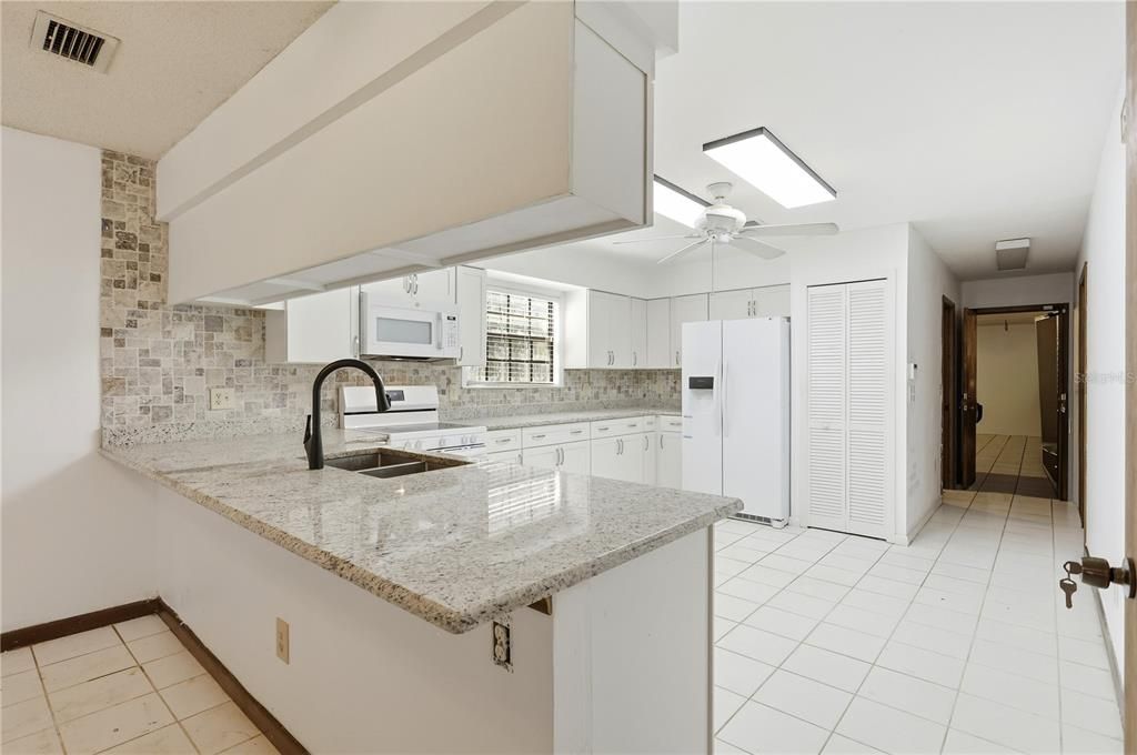 En Venta: $899,777 (4 camas, 4 baños, 2823 Pies cuadrados)