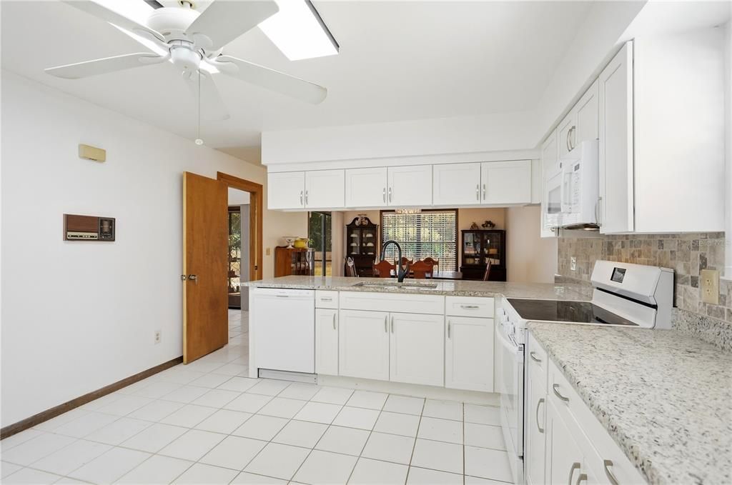 En Venta: $899,777 (4 camas, 4 baños, 2823 Pies cuadrados)