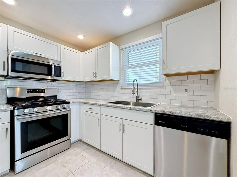 На продажу: $159,900 (2 спален, 2 ванн, 1365 Квадратных фут)
