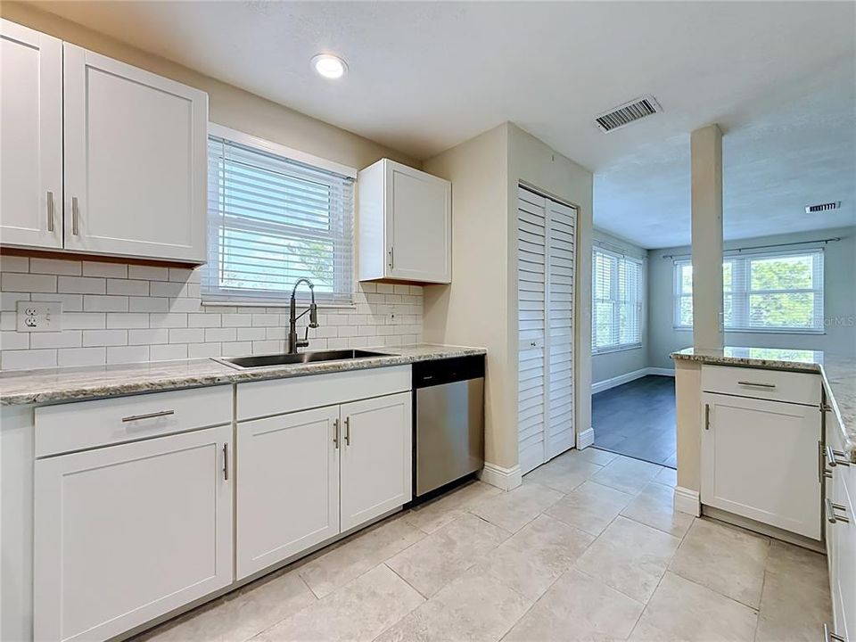 На продажу: $159,900 (2 спален, 2 ванн, 1365 Квадратных фут)
