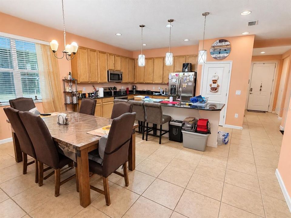 En Venta: $365,000 (4 camas, 2 baños, 1977 Pies cuadrados)