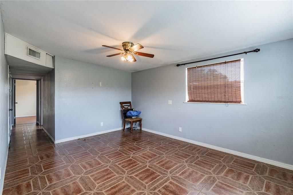 For Sale: $182,000 (4 beds, 1 baths, 1180 Square Feet)