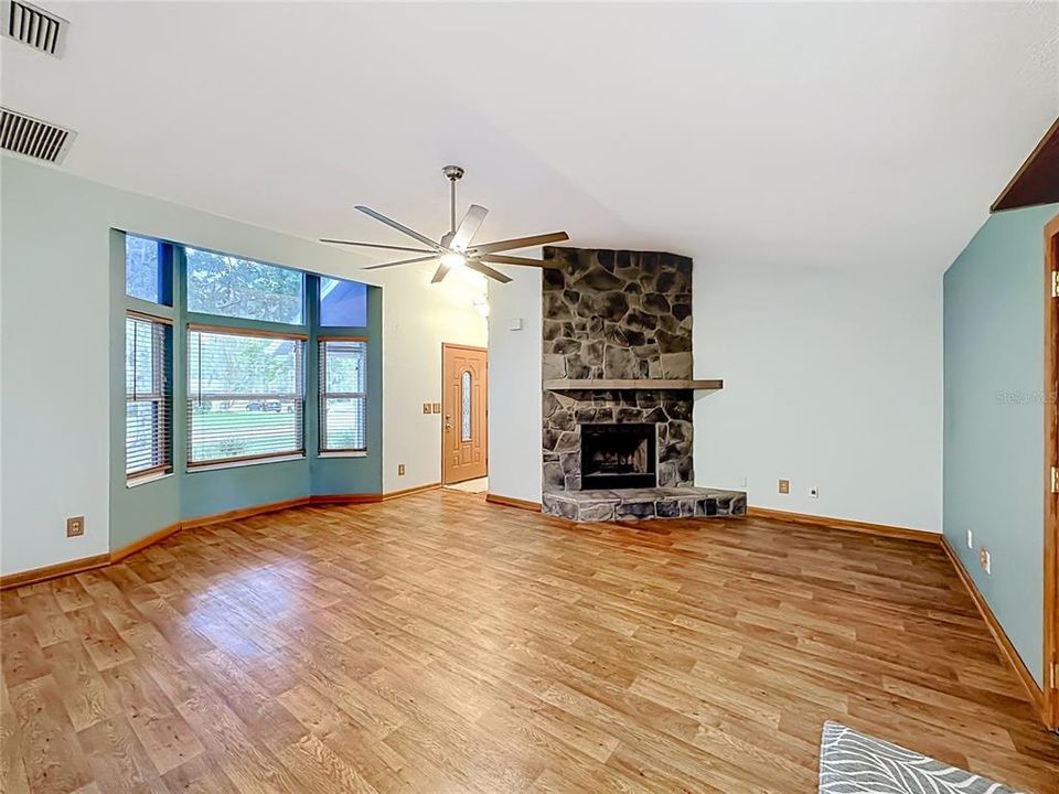 En Venta: $285,000 (3 camas, 2 baños, 1208 Pies cuadrados)