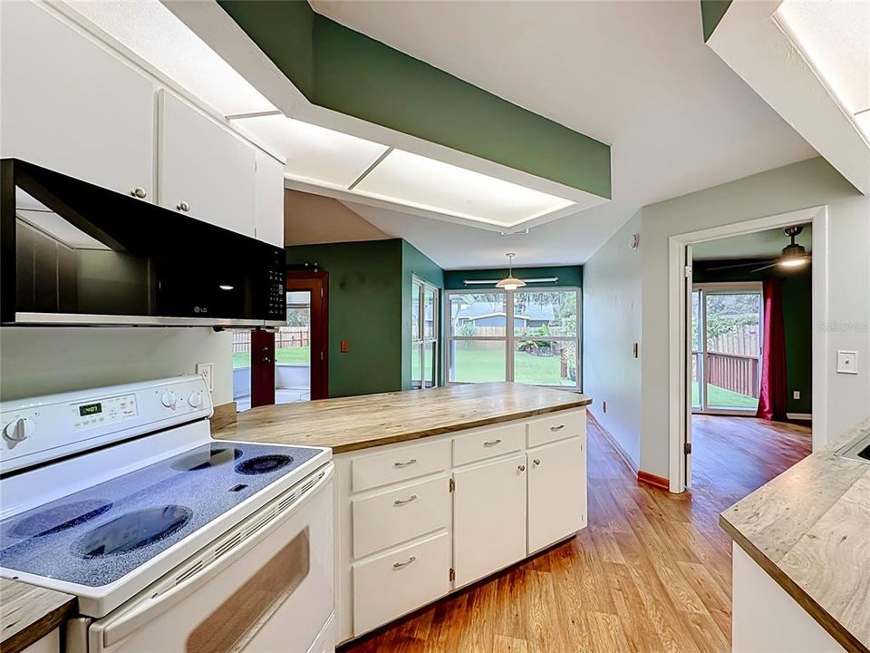 En Venta: $285,000 (3 camas, 2 baños, 1208 Pies cuadrados)